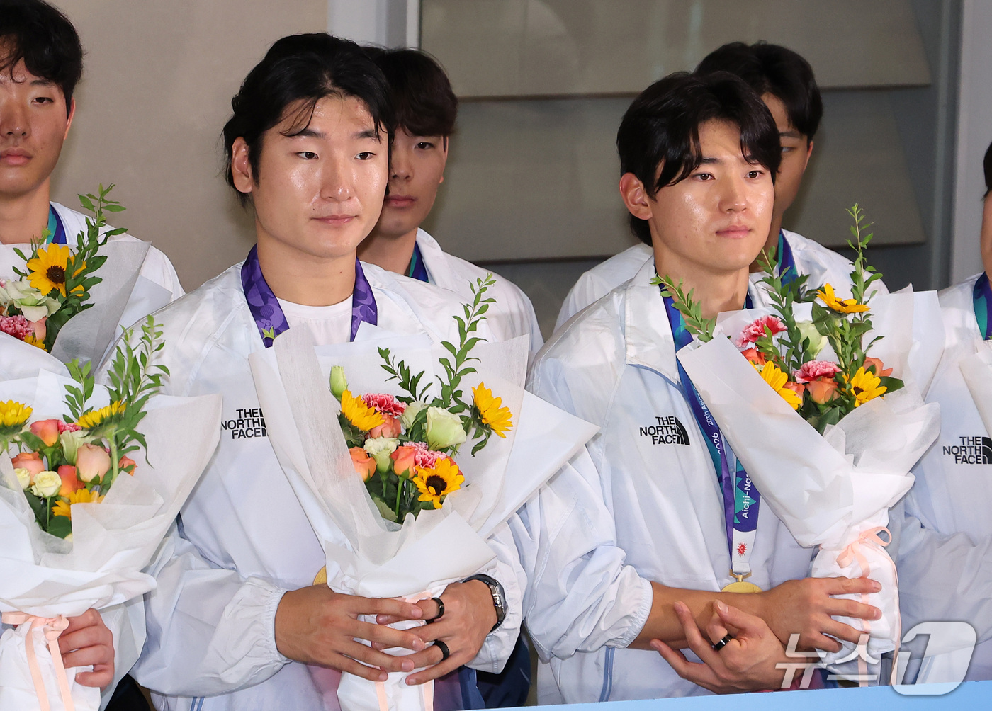 김도영 곽빈 2026 아시안게임 야구 금메달 목에 걸고 꽃다발 들고 기념촬영 사진 41