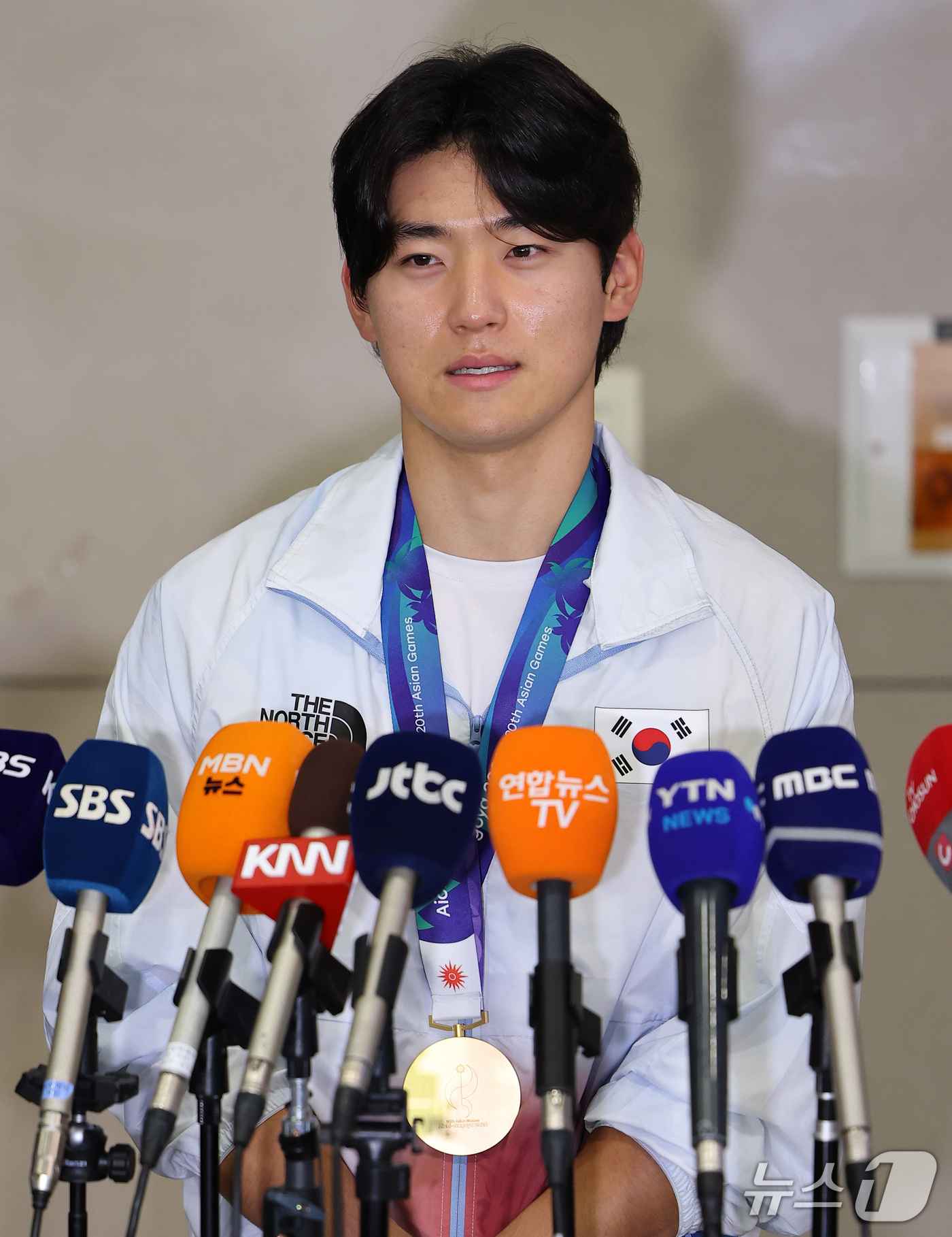 김도영 아시안게임 금메달 목에 걸고 인천공항에서 인터뷰하는 야구 국가대표 사진