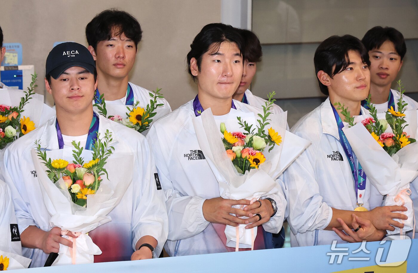 본문 이미지 - 2026 아이치·나고야 아시안게임 금메달을 차지한 야구 대표팀 노시환(왼쪽부터), 곽빈, 김도영이 28일 인천국제공항 제2여객터미널을 통해 귀국한 후 기념촬영을 하고 있다. 2026.9.28 ⓒ 뉴스1 김성진 기자