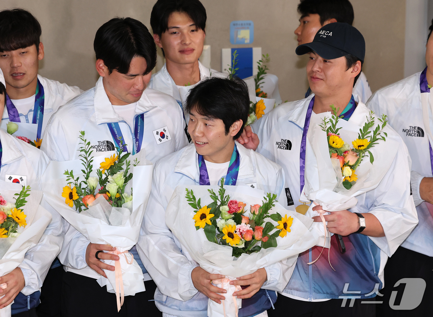 (인천공항=뉴스1) 김성진 기자 = 2026 아이치·나고야 아시안게임 금메달을 차지한 야구 대표팀 김진욱(왼쪽부터), 김지찬, 노시환이 28일 인천국제공항 제2여객터미널을 통해 귀 …