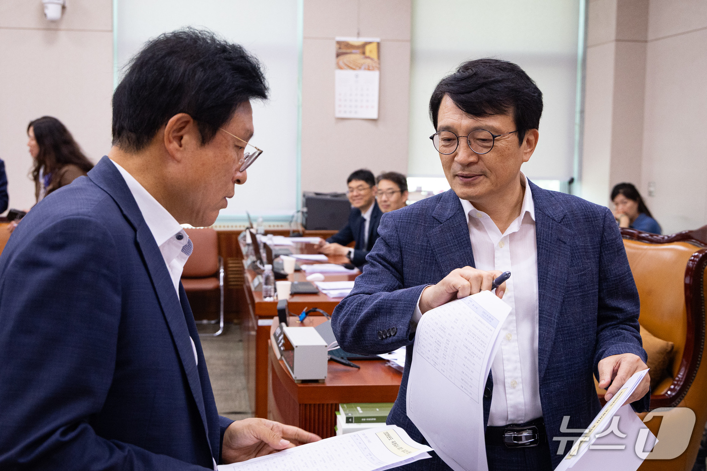 (서울=뉴스1) 유승관 기자 = 국회 법제사법위원회 더불어민주당 김의겸(오른쪽), 국민의힘 박형수 간사가 28일 서울 여의도 국회에서 열린 제439회 국회(정기회) 법제사법위원회 …