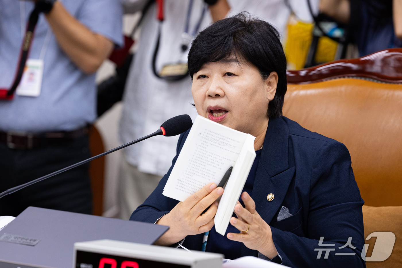 (서울=뉴스1) 유승관 기자 = 서영교 국회 법제사법위원장이 28일 서울 여의도 국회에서 열린 제439회 국회(정기회) 법제사법위원회 제8차 전체회의에서 조희대 대법원장 국정감사 …