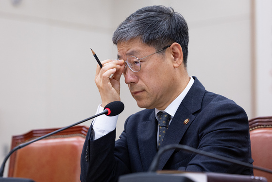 안경 고쳐 쓰는 노경필 법원행정처장