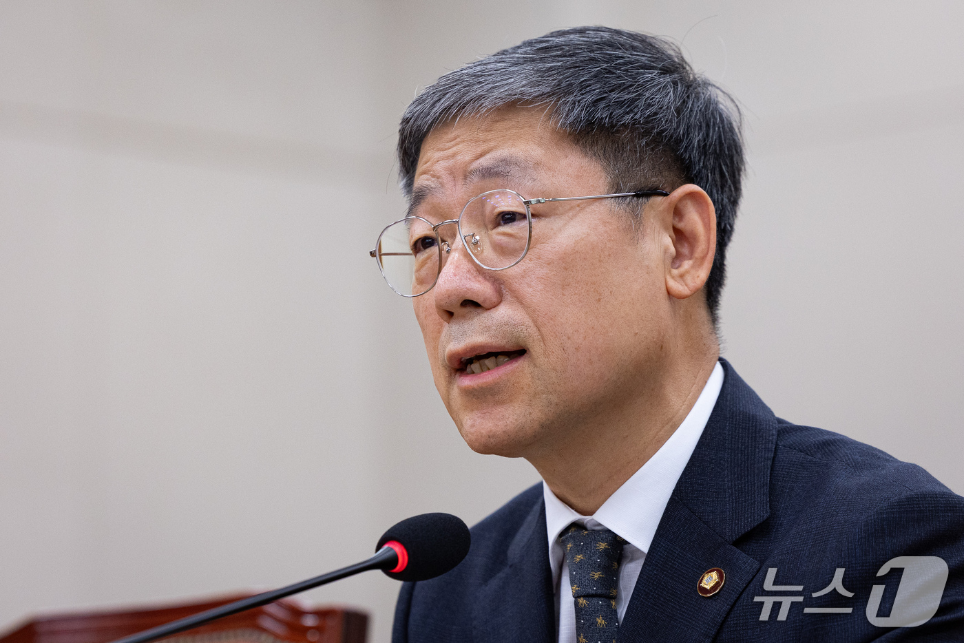 (서울=뉴스1) 유승관 기자 = 노경필 법원행정처장이 28일 서울 여의도 국회에서 열린 제439회 국회(정기회) 법제사법위원회 제8차 전체회의에 출석해 의원들의 긴급 현안질의에 답 …
