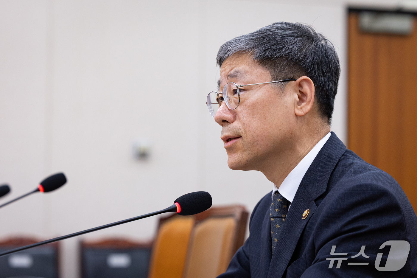(서울=뉴스1) 유승관 기자 = 노경필 법원행정처장이 28일 서울 여의도 국회에서 열린 제439회 국회(정기회) 법제사법위원회 제8차 전체회의에 출석해 의원들의 긴급 현안질의에 답 …