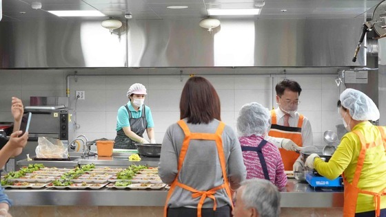육동한 춘천시장, 경로식당 찾아 점심 배식