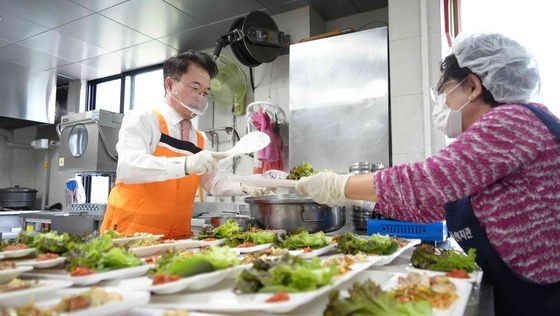 육동한 춘천시장, 경로식당 찾아 점심 배식 봉사