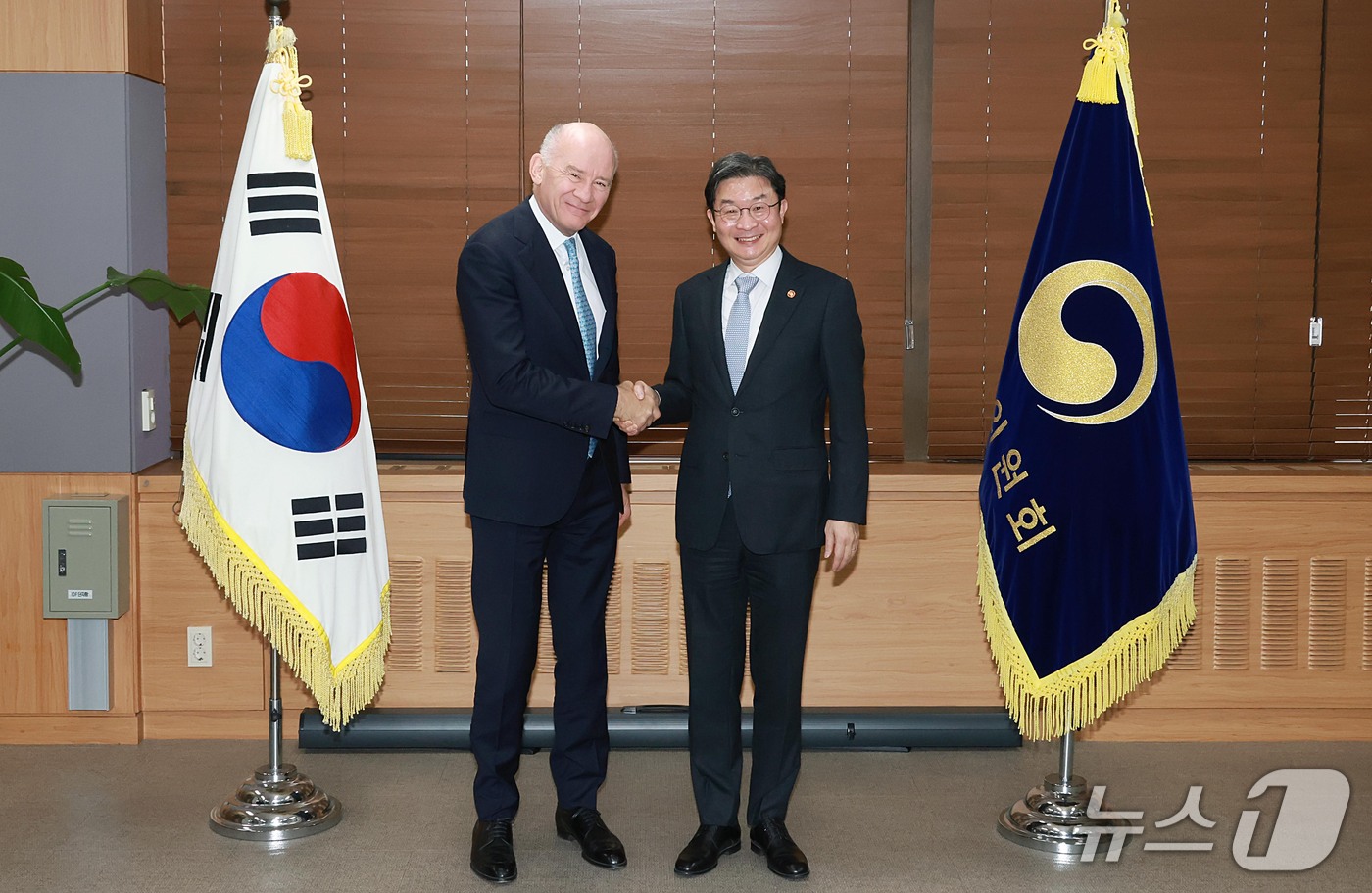 (서울=뉴스1) = 이억원 금융위원장이 28일 오후 서울 종로구 정부서울청사에서 코너 키호 유엔 책임투자원칙(PRI) 이사회 의장과 기념 촬영을 하고 있다. (금융위원회 제공. 재 …