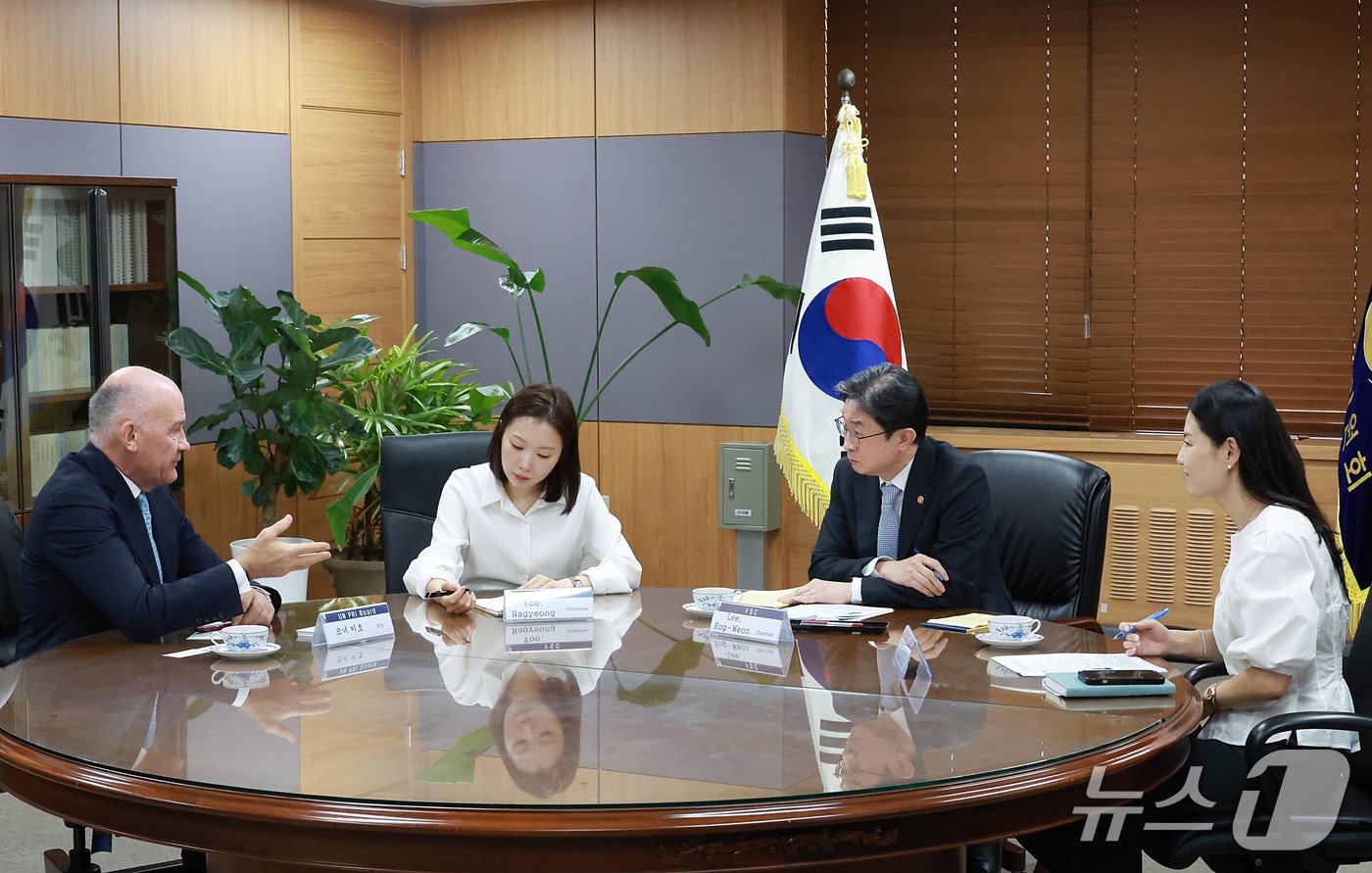 (서울=뉴스1) = 이억원 금융위원장이 28일 오후 서울 종로구 정부서울청사에서 코너 키호 유엔 책임투자원칙(PRI) 이사회 의장과 면담하고 있다. (금융위원회 제공. 재판매 및 …