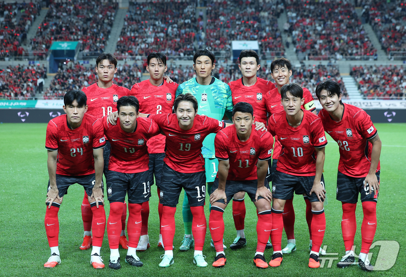 (서울=뉴스1) 김성진 기자 = 28일 서울 마포구 서울월드컵경기장에서 열린 축구 국가대표팀 평가전 대한민국과 우루과이의 경기, 대한민국 베스트 일레븐이 기념촬영을 하고 있다. 2 …