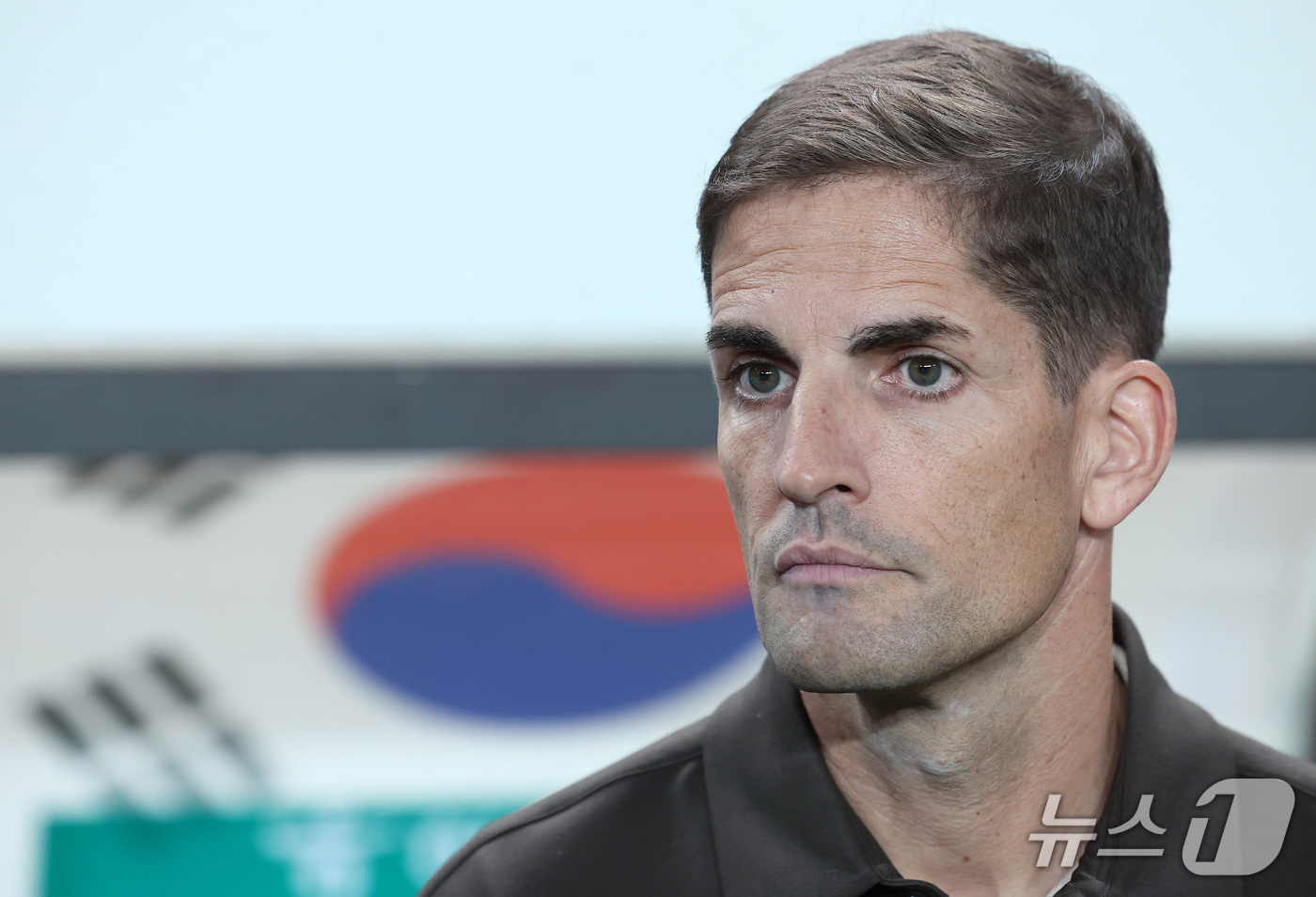 (서울=뉴스1) 김성진 기자 = 28일 서울 마포구 서울월드컵경기장에서 열린 축구 국가대표팀 평가전 대한민국과 우루과이의 경기, 대한민국 로베르트 모레노 감독이 피치를 바라보고 있 …