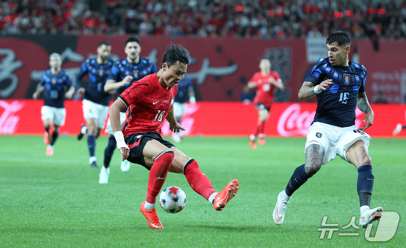(서울=뉴스1) 김성진 기자 = 28일 서울 마포구 서울월드컵경기장에서 열린 축구 국가대표팀 평가전 대한민국과 우루과이의 경기, 대한민국 오현규가 돌파하고 있다. 2026.9.28 …