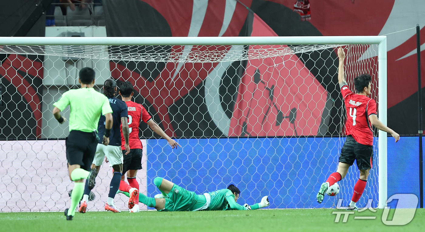 (서울=뉴스1) 김성진 기자 = 28일 서울 마포구 서울월드컵경기장에서 열린 축구 국가대표팀 평가전 대한민국과 우루과이의 경기, 대한민국 골키퍼 김승규가 우루과이 다르윈 누녜스에게 …