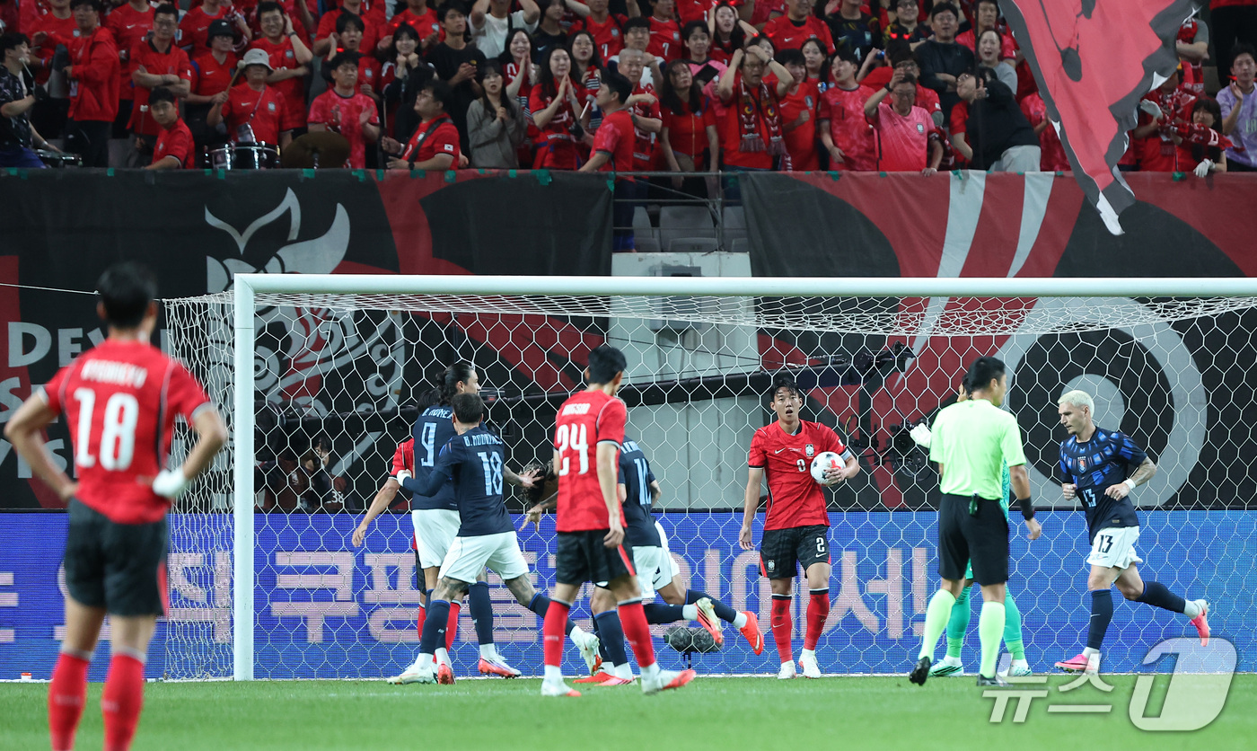 (서울=뉴스1) 김성진 기자 = 28일 서울 마포구 서울월드컵경기장에서 열린 축구 국가대표팀 평가전 대한민국과 우루과이의 경기, 대한민국 선수들이 우루과이 다르윈 누녜스에게 선제골 …