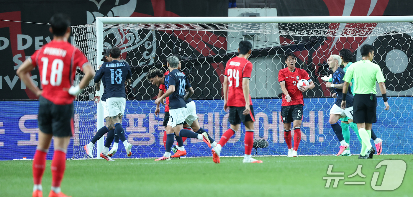 (서울=뉴스1) 김성진 기자 = 28일 서울 마포구 서울월드컵경기장에서 열린 축구 국가대표팀 평가전 대한민국과 우루과이의 경기, 대한민국 선수들이 우루과이 다르윈 누녜스에게 선제골 …
