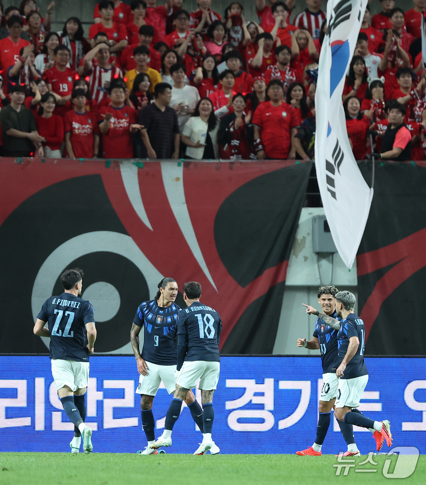 (서울=뉴스1) 김성진 기자 = 28일 서울 마포구 서울월드컵경기장에서 열린 축구 국가대표팀 평가전 대한민국과 우루과이의 경기, 우루과이 다르윈 누녜스가 선제골을 터뜨린 후 포효하 …