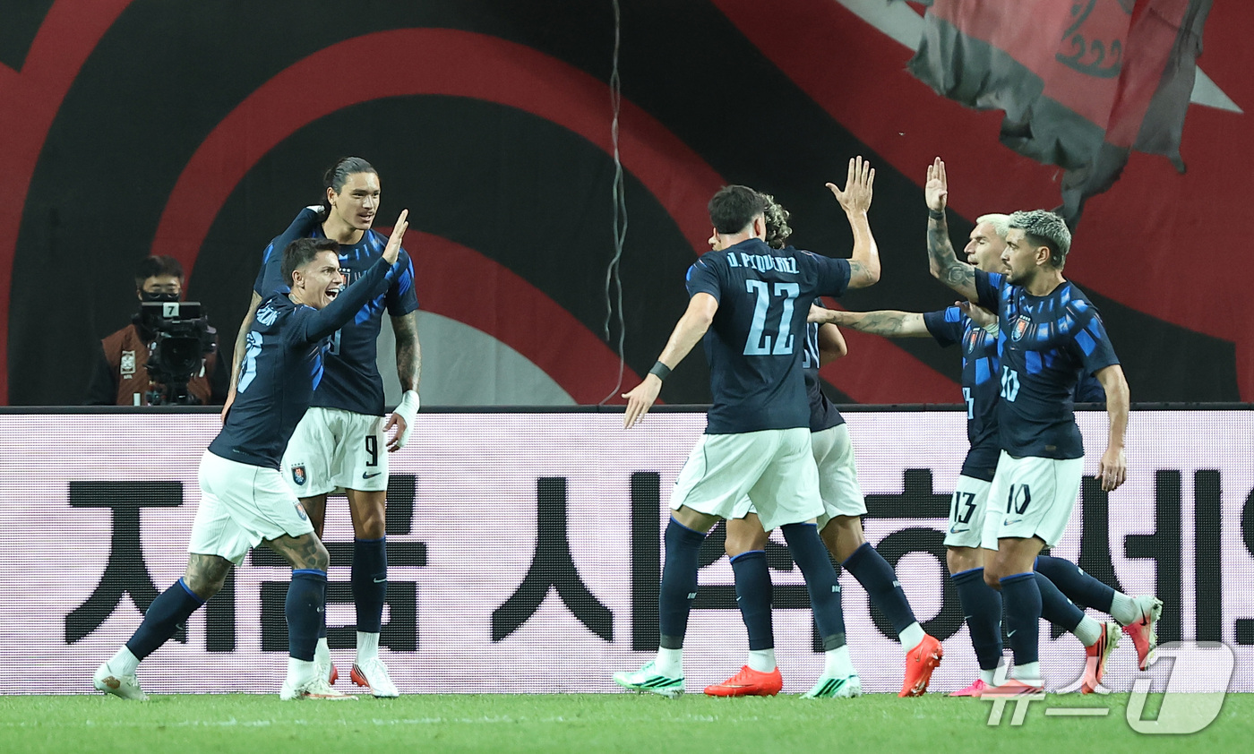 (서울=뉴스1) 김성진 기자 = 28일 서울 마포구 서울월드컵경기장에서 열린 축구 국가대표팀 평가전 대한민국과 우루과이의 경기, 우루과이 다르윈 누녜스가 선제골을 터뜨린 후 동료 …