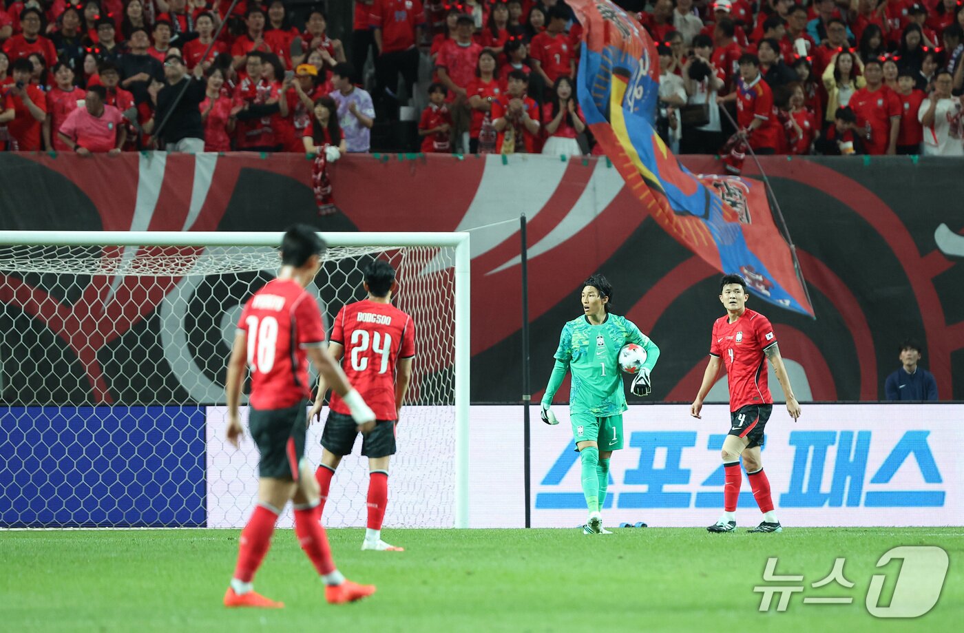 본문 이미지 - 28일 서울 마포구 서울월드컵경기장에서 열린 축구 국가대표팀 평가전 대한민국과 우루과이의 경기, 대한민국 골키퍼 김승규가 우루과이 다르윈 누녜스에게 선제골을 허용한 후 아쉬워하고 있다. 2026.9.28 ⓒ 뉴스1 김성진 기자