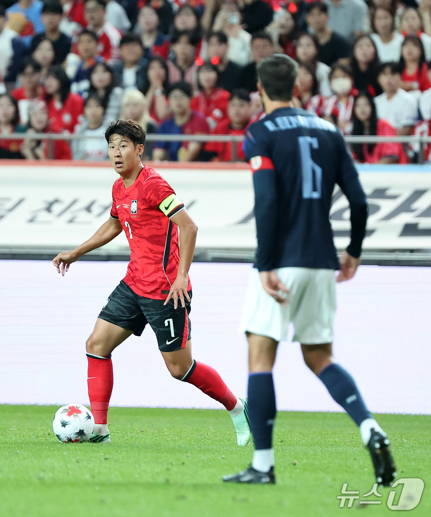 (서울=뉴스1) 김성진 기자 = 28일 서울 마포구 서울월드컵경기장에서 열린 축구 국가대표팀 평가전 대한민국과 우루과이의 경기, 대한민국 손흥민이 돌파하고 있다. 2026.9.28 …