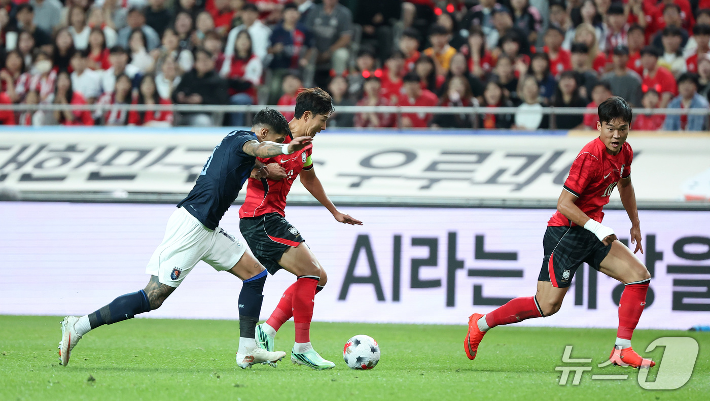 (서울=뉴스1) 김성진 기자 = 28일 서울 마포구 서울월드컵경기장에서 열린 축구 국가대표팀 평가전 대한민국과 우루과이의 경기, 대한민국 손흥민이 돌파하고 있다. 2026.9.28 …
