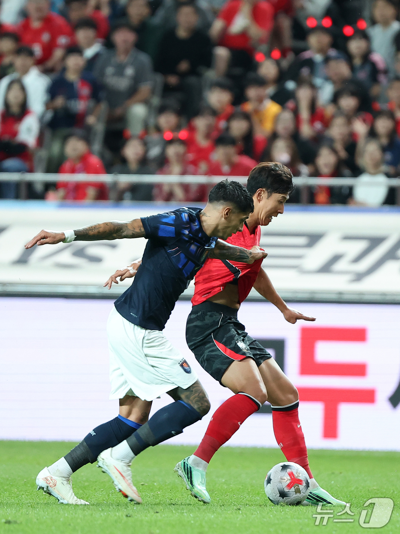 (서울=뉴스1) 김성진 기자 = 28일 서울 마포구 서울월드컵경기장에서 열린 축구 국가대표팀 평가전 대한민국과 우루과이의 경기, 대한민국 손흥민이 돌파하고 있다. 2026.9.28 …