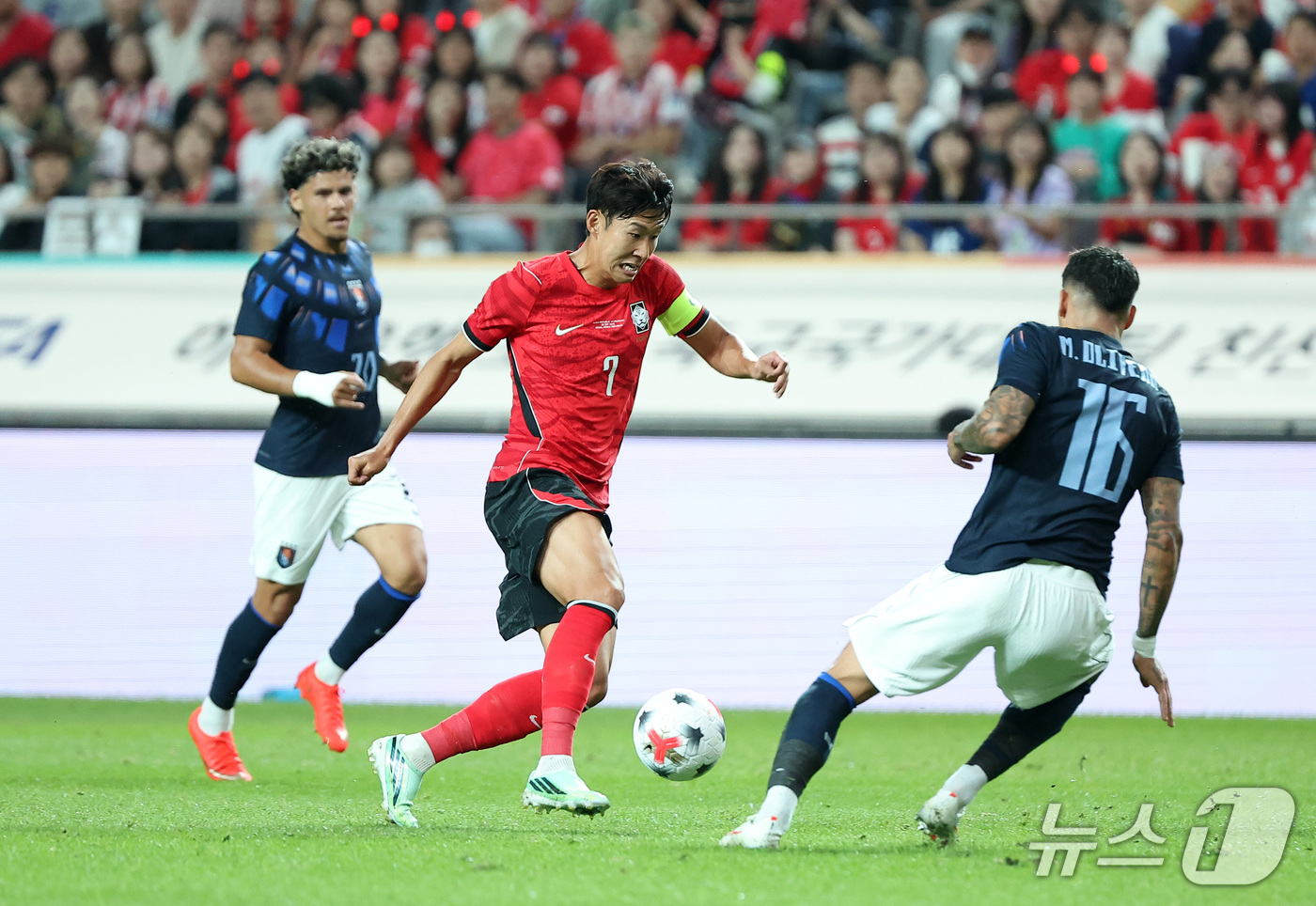 (서울=뉴스1) 김성진 기자 = 28일 서울 마포구 서울월드컵경기장에서 열린 축구 국가대표팀 평가전 대한민국과 우루과이의 경기, 대한민국 손흥민이 돌파하고 있다. 2026.9.28 …