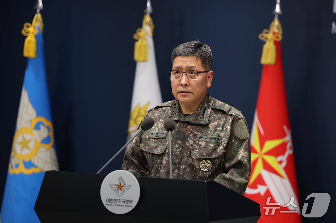 (서울=뉴스1) 김진환 기자 = 권대원 합동참모본부 차장이 28일 서울 용산구 국방부 브리핑실에서 DMZ 지뢰 추정 폭발 상황 관련 브리핑을 하고 있다. 2026.9.28/뉴스1