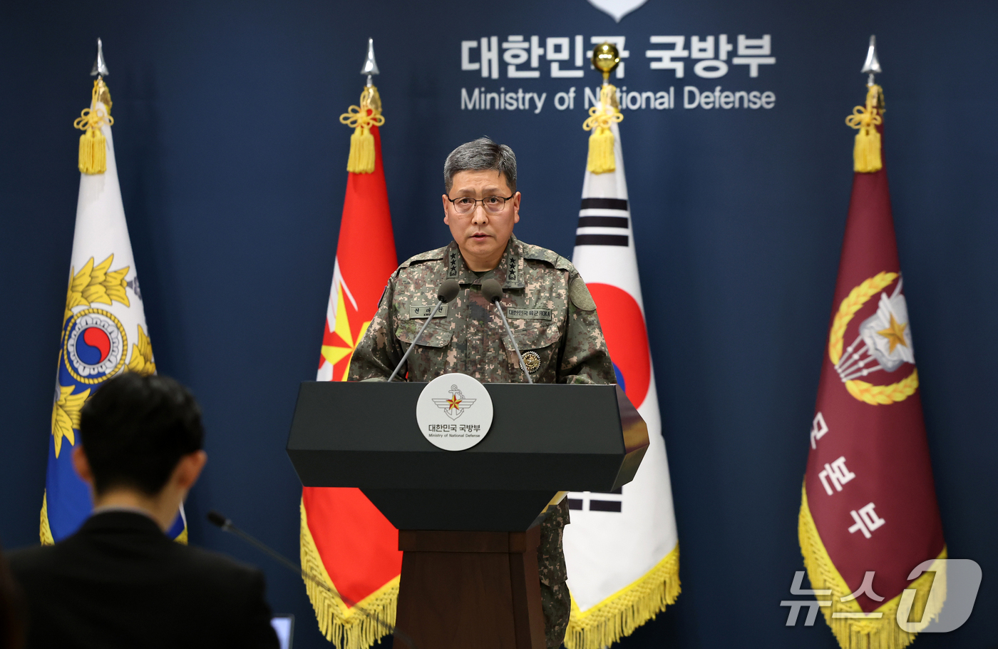 (서울=뉴스1) 김진환 기자 = 권대원 합동참모본부 차장이 28일 서울 용산구 국방부 브리핑실에서 DMZ 지뢰 추정 폭발 상황 관련 브리핑을 하고 있다. 2026.9.28/뉴스1