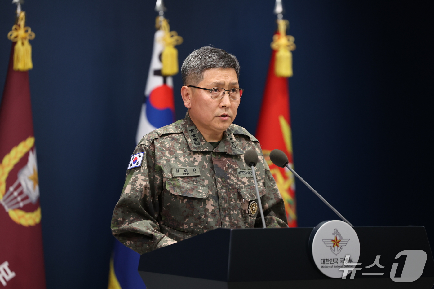 (서울=뉴스1) 김진환 기자 = 권대원 합동참모본부 차장이 28일 서울 용산구 국방부 브리핑실에서 DMZ 지뢰 추정 폭발 상황 관련 브리핑을 하고 있다. 2026.9.28/뉴스1