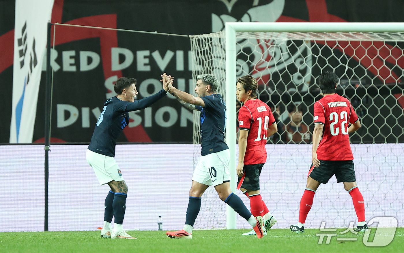 (서울=뉴스1) 김성진 기자 = 28일 서울 마포구 서울월드컵경기장에서 열린 축구 국가대표팀 평가전 대한민국과 우루과이의 경기, 대한민국 이강인이 우루과이 히오르히안 데 아라스카에 …