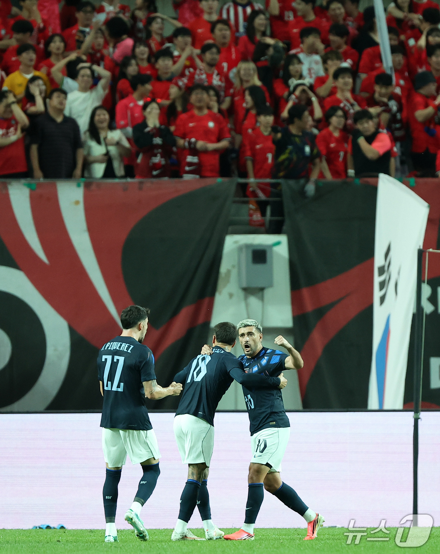 (서울=뉴스1) 김성진 기자 = 28일 서울 마포구 서울월드컵경기장에서 열린 축구 국가대표팀 평가전 대한민국과 우루과이의 경기, 우루과이 히오르히안 데 아라스카에타가 추가골을 터뜨 …