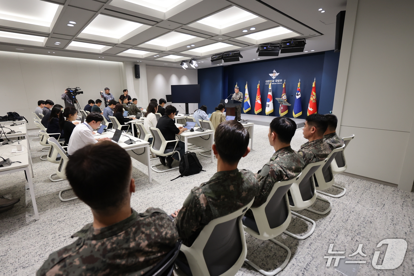 (서울=뉴스1) 김진환 기자 = 권대원 합동참모본부 차장이 28일 서울 용산구 국방부 브리핑실에서 DMZ 지뢰 추정 폭발 상황 관련 브리핑을 하고 있다. 2026.9.28/뉴스1