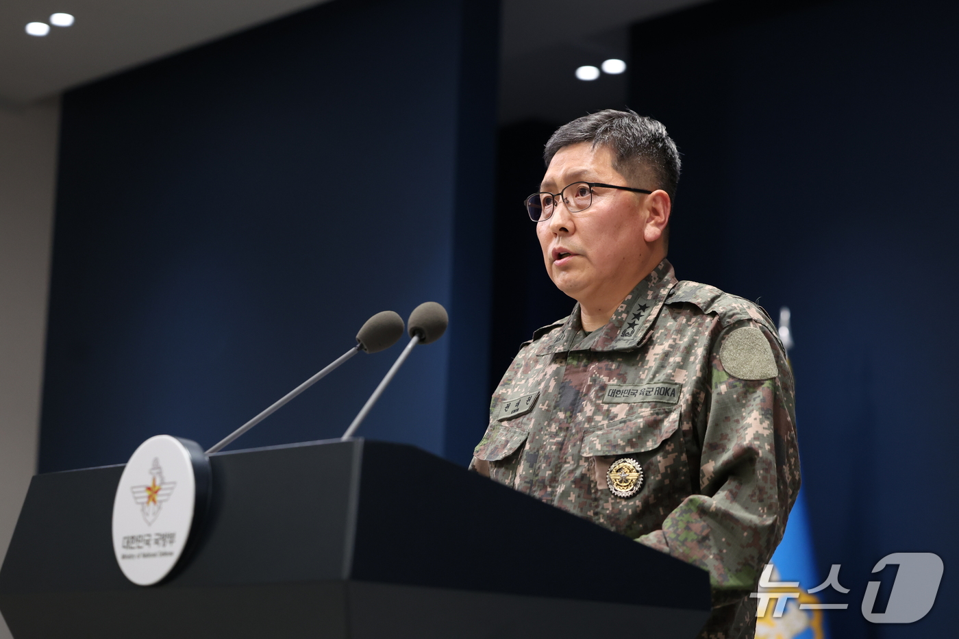 (서울=뉴스1) 김진환 기자 = 권대원 합동참모본부 차장이 28일 서울 용산구 국방부 브리핑실에서 DMZ 지뢰 추정 폭발 상황 관련 브리핑을 하고 있다. 2026.9.28/뉴스1