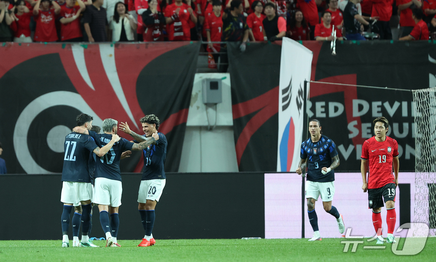(서울=뉴스1) 김성진 기자 = 28일 서울 마포구 서울월드컵경기장에서 열린 축구 국가대표팀 평가전 대한민국과 우루과이의 경기, 우루과이 히오르히안 데 아라스카에타가 추가골을 터뜨 …