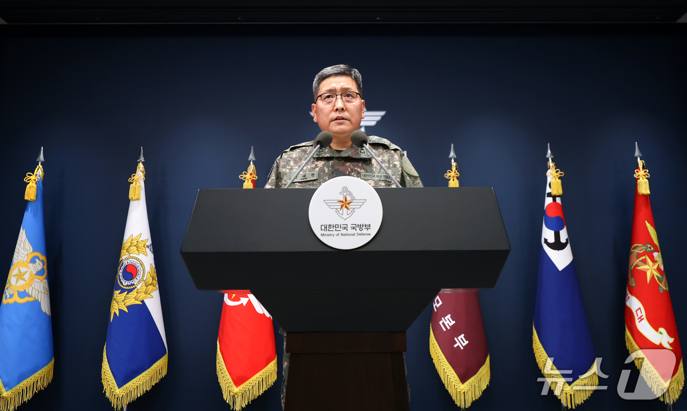 (서울=뉴스1) 김진환 기자 = 권대원 합동참모본부 차장이 28일 서울 용산구 국방부 브리핑실에서 DMZ 지뢰 추정 폭발 상황 관련 브리핑을 하고 있다. 2026.9.28/뉴스1