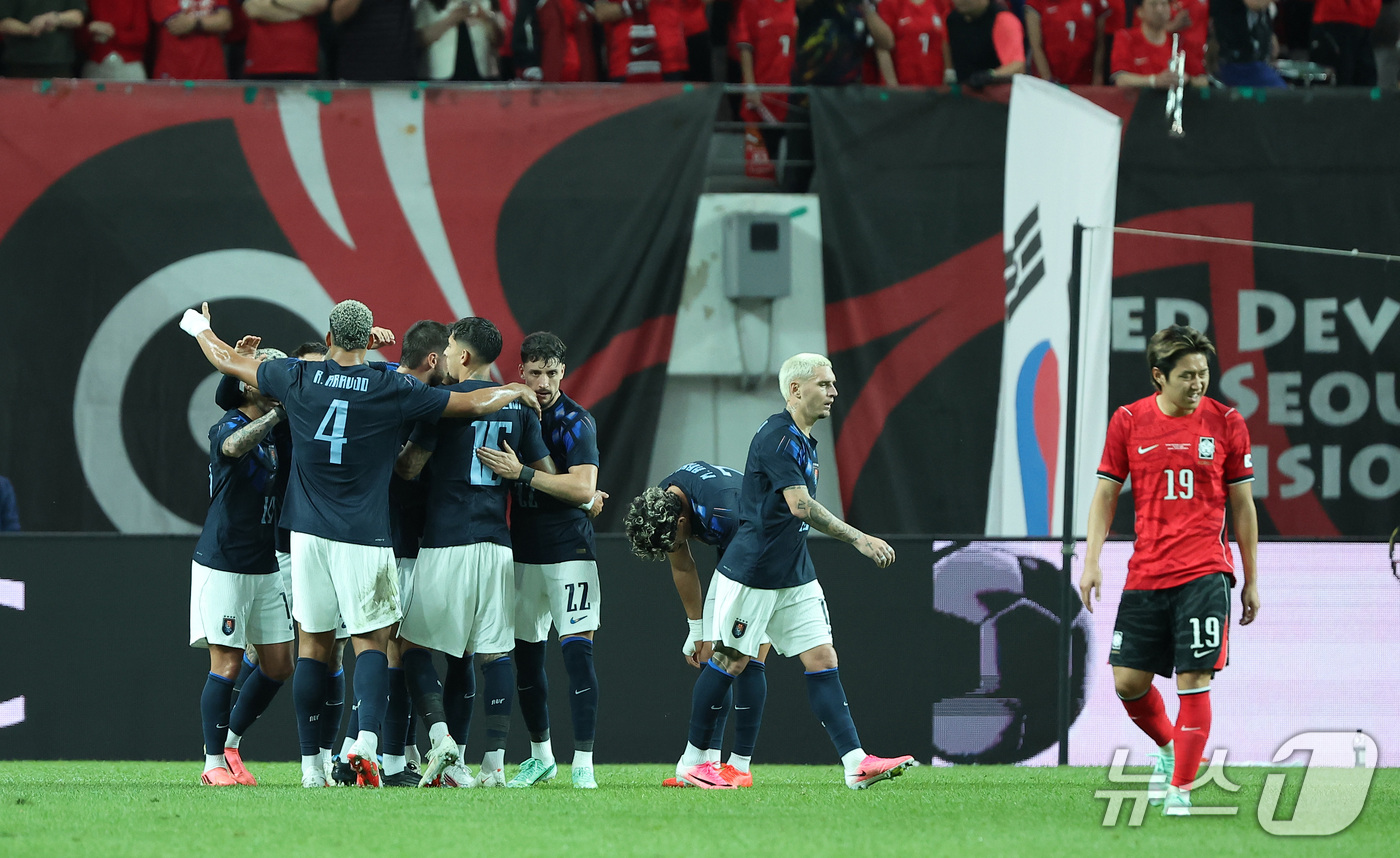 (서울=뉴스1) 김성진 기자 = 28일 서울 마포구 서울월드컵경기장에서 열린 축구 국가대표팀 평가전 대한민국과 우루과이의 경기, 대한민국 이강인이 우루과이 히오르히안 데 아라스카에 …