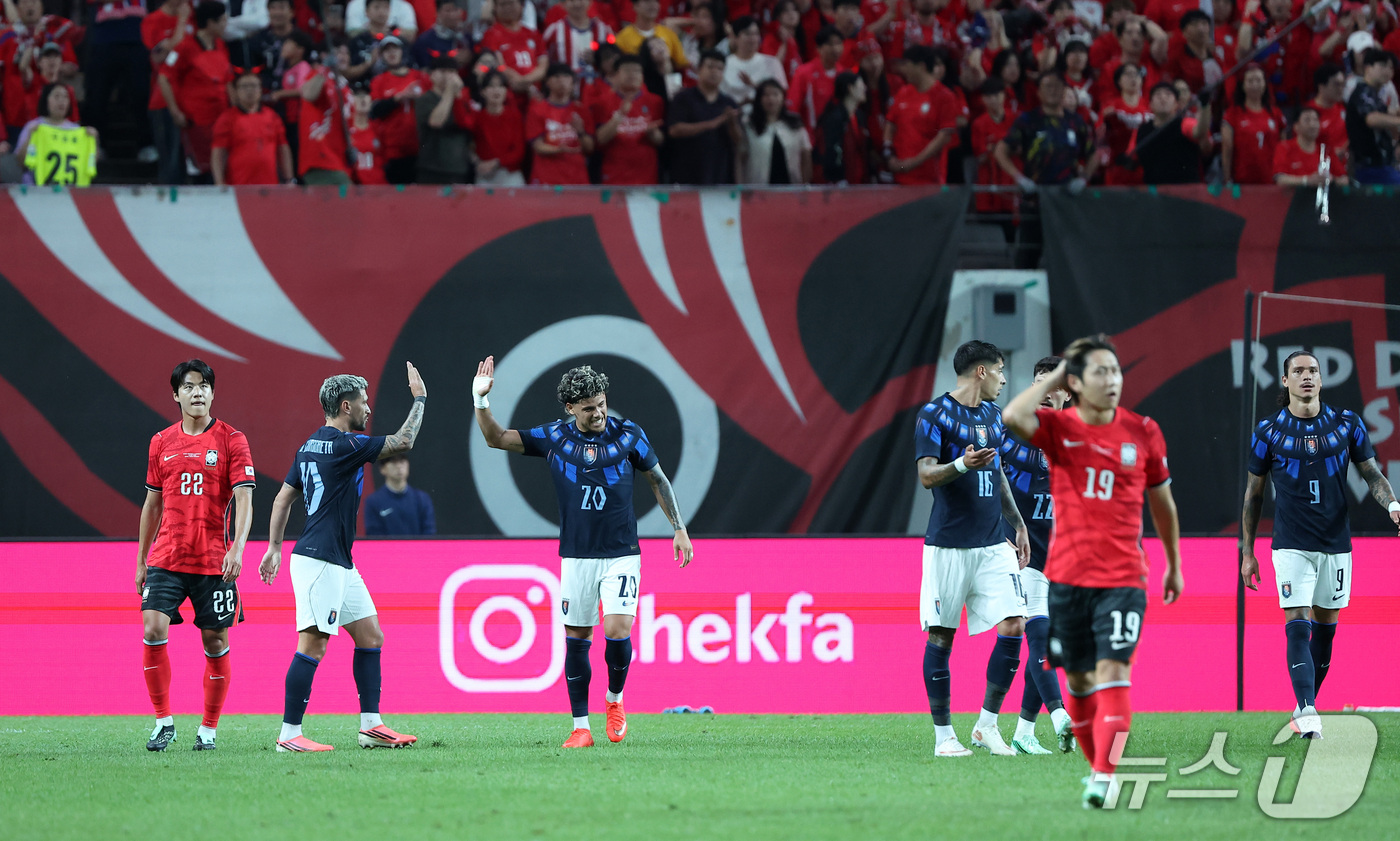 (서울=뉴스1) 김성진 기자 = 28일 서울 마포구 서울월드컵경기장에서 열린 축구 국가대표팀 평가전 대한민국과 우루과이의 경기, 대한민국 설영우와 이강인이 우루과이 히오르히안 데 …