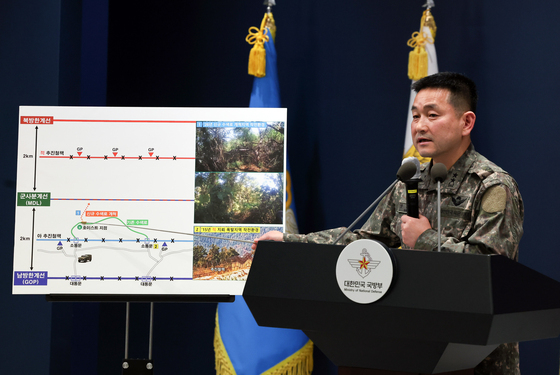 DMZ 폭발 상황 설명하는 양진혁 합참 작전부장