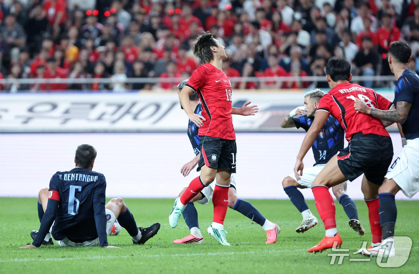 (서울=뉴스1) 김성진 기자 = 28일 서울 마포구 서울월드컵경기장에서 열린 축구 국가대표팀 평가전 대한민국과 우루과이의 경기, 대한민국 이강인이 돌파를 하다 막히자 아쉬워하고 있 …