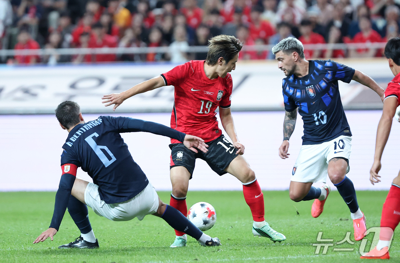 (서울=뉴스1) 김성진 기자 = 28일 서울 마포구 서울월드컵경기장에서 열린 축구 국가대표팀 평가전 대한민국과 우루과이의 경기, 대한민국 이강인이 돌파하고 있다. 2026.9.28 …