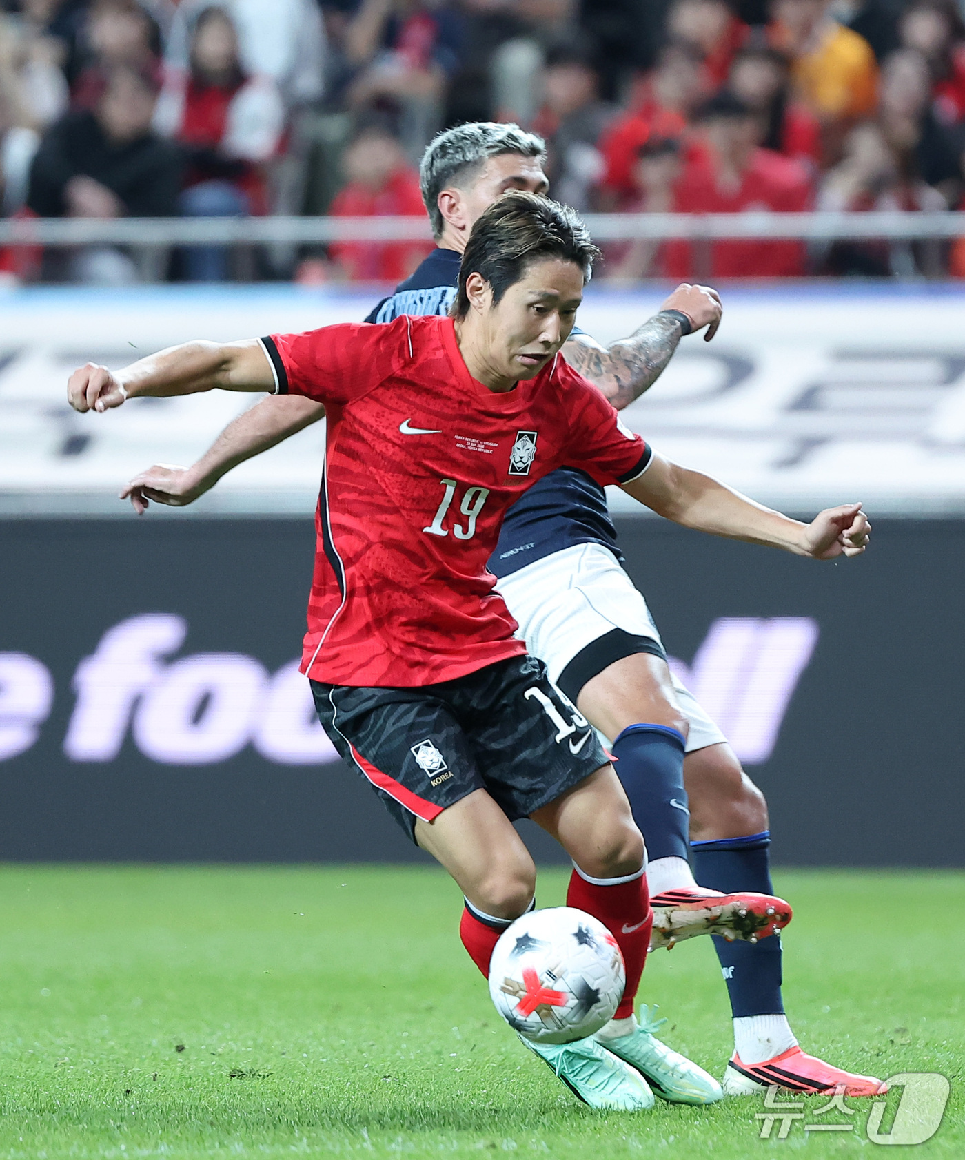 (서울=뉴스1) 김성진 기자 = 28일 서울 마포구 서울월드컵경기장에서 열린 축구 국가대표팀 평가전 대한민국과 우루과이의 경기, 대한민국 이강인이 돌파하고 있다. 2026.9.28 …