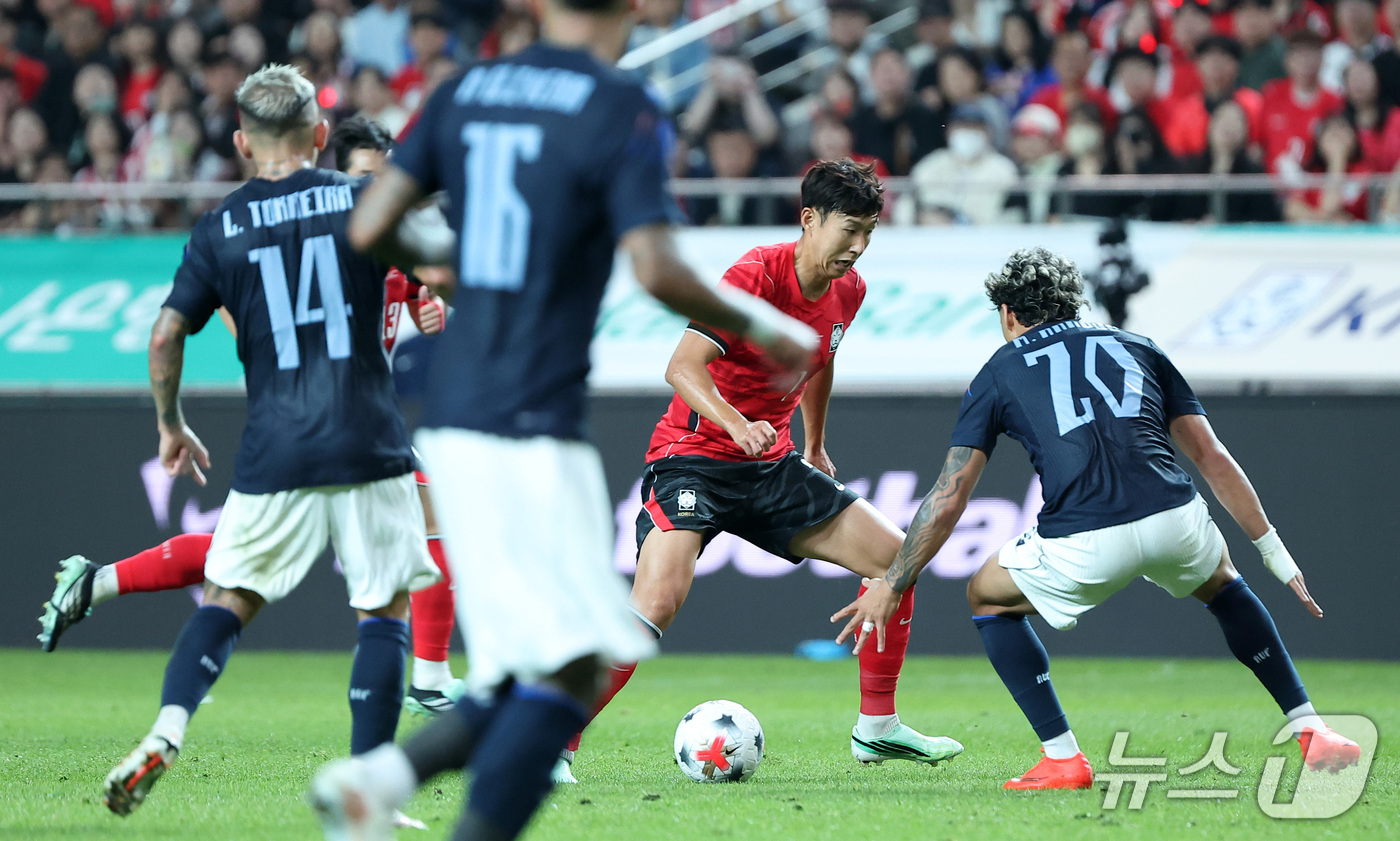 (서울=뉴스1) 김성진 기자 = 28일 서울 마포구 서울월드컵경기장에서 열린 축구 국가대표팀 평가전 대한민국과 우루과이의 경기, 대한민국 손흥민이 돌파하고 있다. 2026.9.28 …