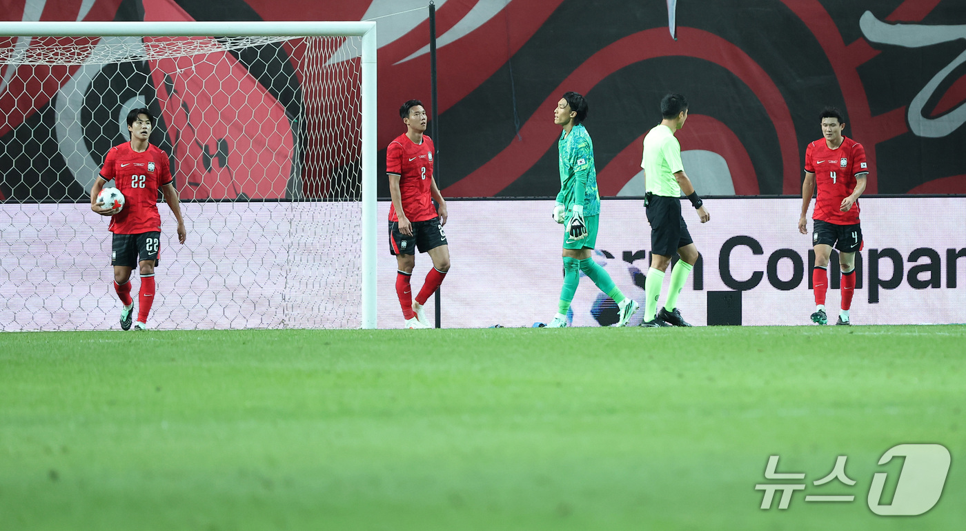 (서울=뉴스1) 김성진 기자 = 28일 서울 마포구 서울월드컵경기장에서 열린 축구 국가대표팀 평가전 대한민국과 우루과이의 경기, 대한민국 선수들이 우루과이 기예르모 바렐라에게 추가 …