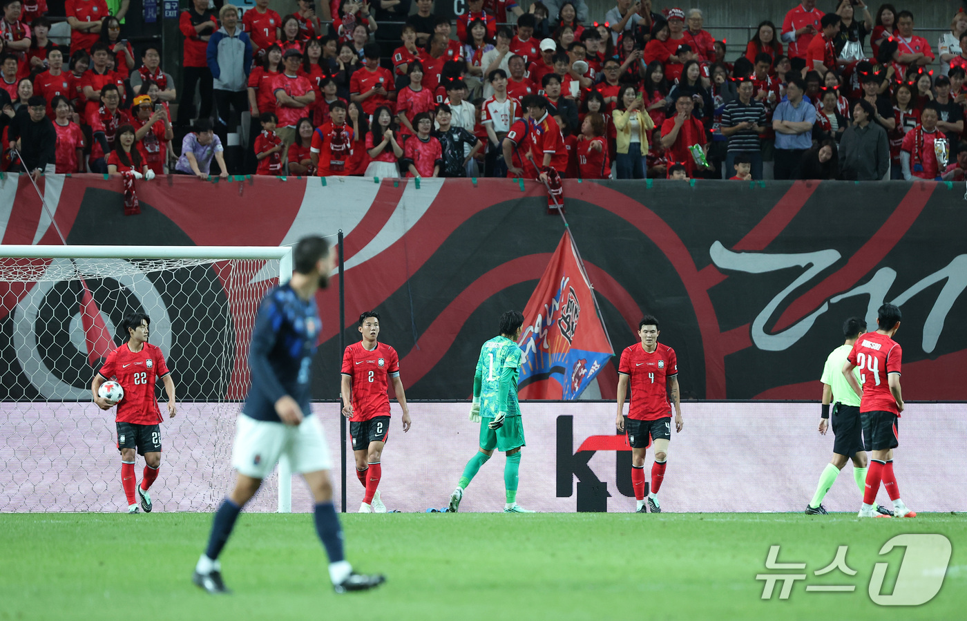 (서울=뉴스1) 김성진 기자 = 28일 서울 마포구 서울월드컵경기장에서 열린 축구 국가대표팀 평가전 대한민국과 우루과이의 경기, 대한민국 선수들이 우루과이 기예르모 바렐라에게 추가 …