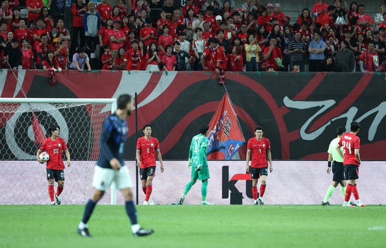 대한민국, 전반에만 세 골 허용