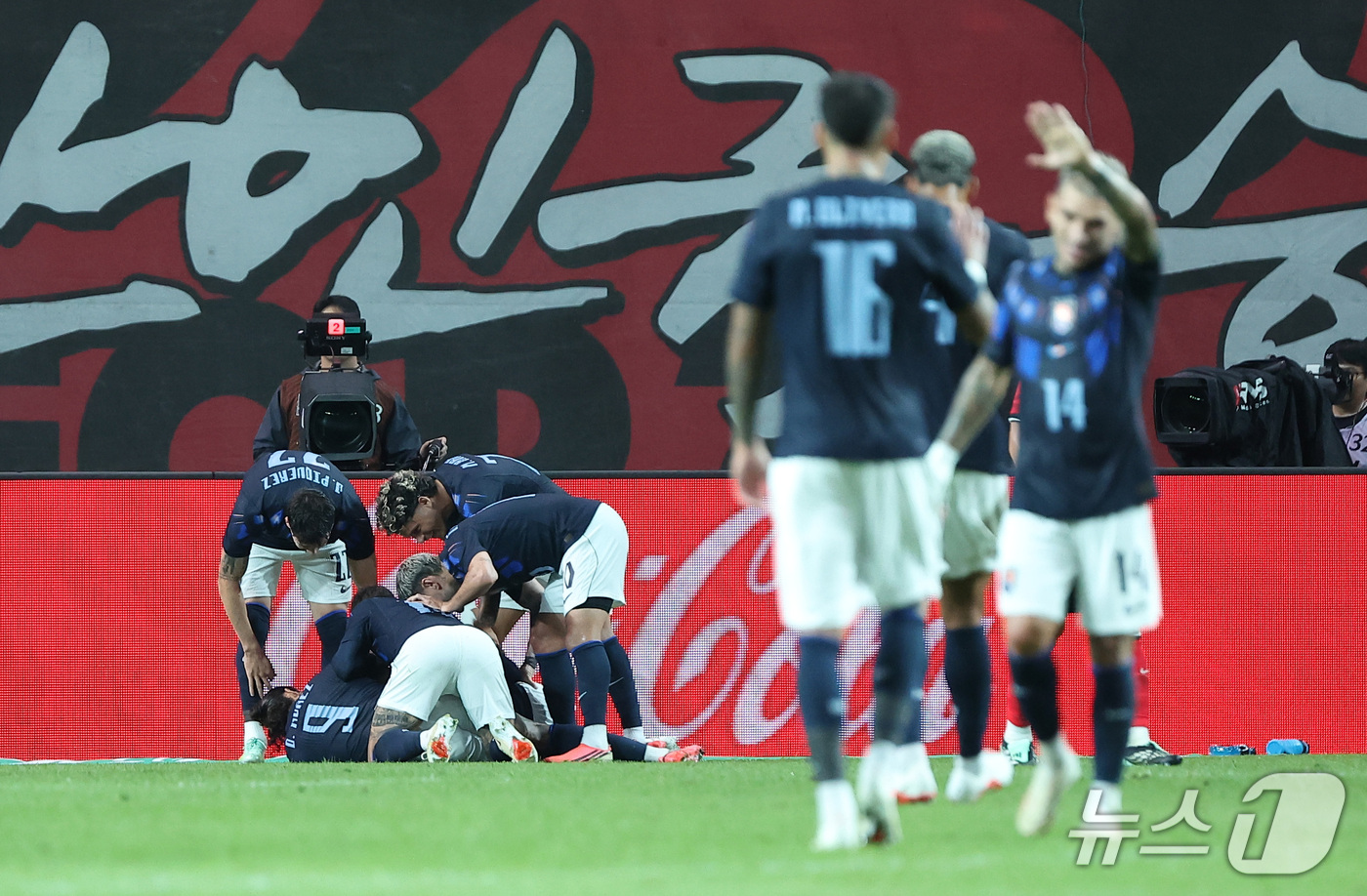(서울=뉴스1) 김성진 기자 = 28일 서울 마포구 서울월드컵경기장에서 열린 축구 국가대표팀 평가전 대한민국과 우루과이의 경기, 우루과이 선수들이 기예르모 바렐라의 추가골에 기뻐하 …