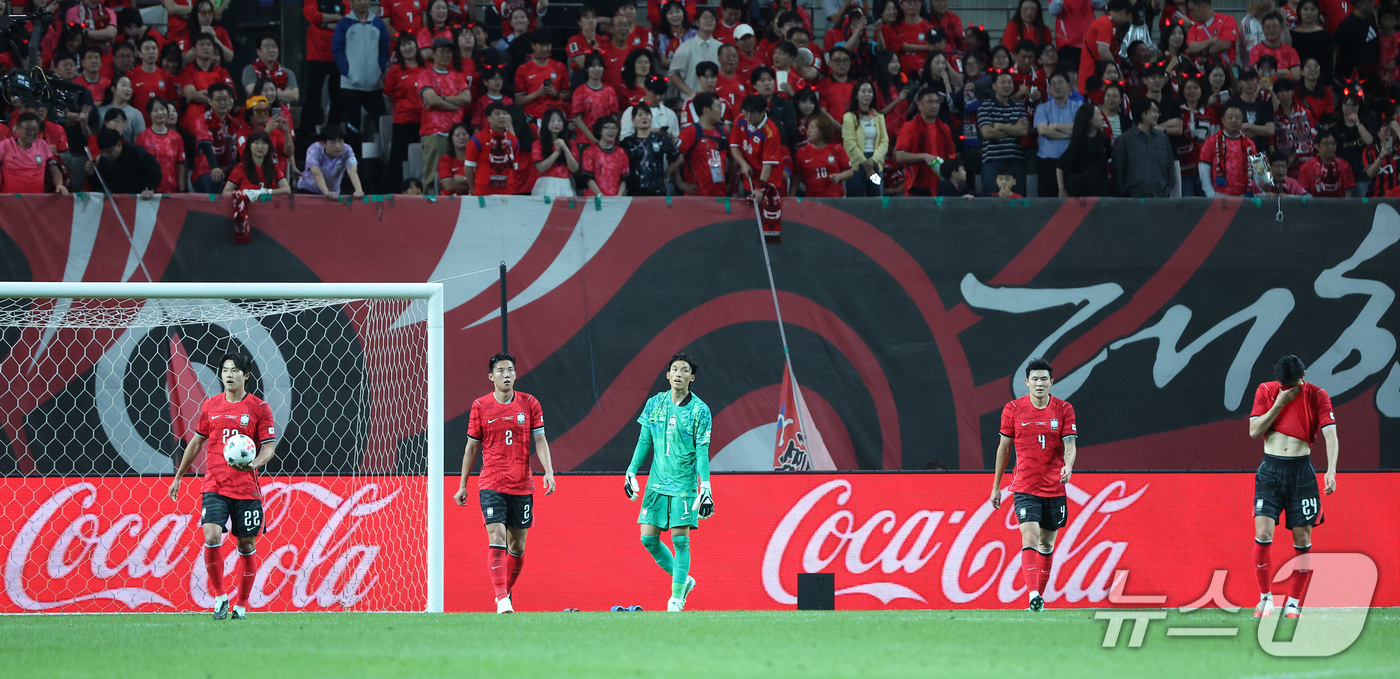 (서울=뉴스1) 김성진 기자 = 28일 서울 마포구 서울월드컵경기장에서 열린 축구 국가대표팀 평가전 대한민국과 우루과이의 경기, 대한민국 선수들이 우루과이 기예르모 바렐라에게 추가 …
