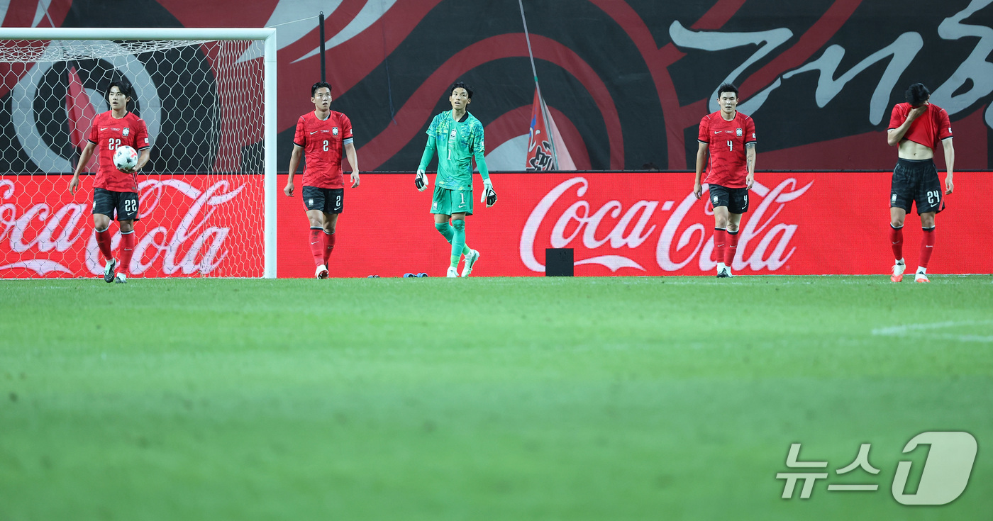 (서울=뉴스1) 김성진 기자 = 28일 서울 마포구 서울월드컵경기장에서 열린 축구 국가대표팀 평가전 대한민국과 우루과이의 경기, 대한민국 선수들이 우루과이 기예르모 바렐라에게 추가 …