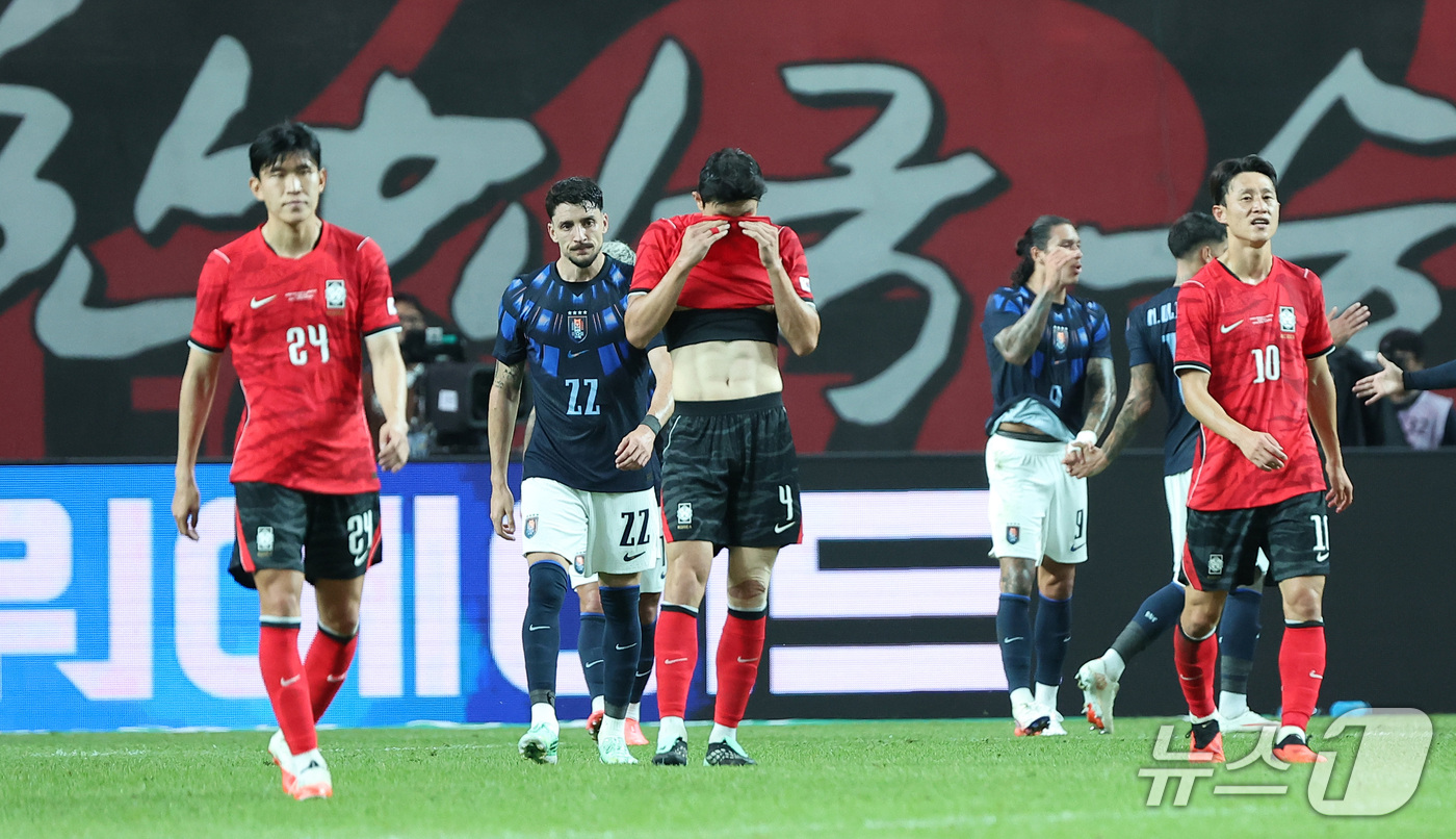 (서울=뉴스1) 김성진 기자 = 28일 서울 마포구 서울월드컵경기장에서 열린 축구 국가대표팀 평가전 대한민국과 우루과이의 경기, 대한민국 선수들이 우루과이 기예르모 바렐라에게 추가 …