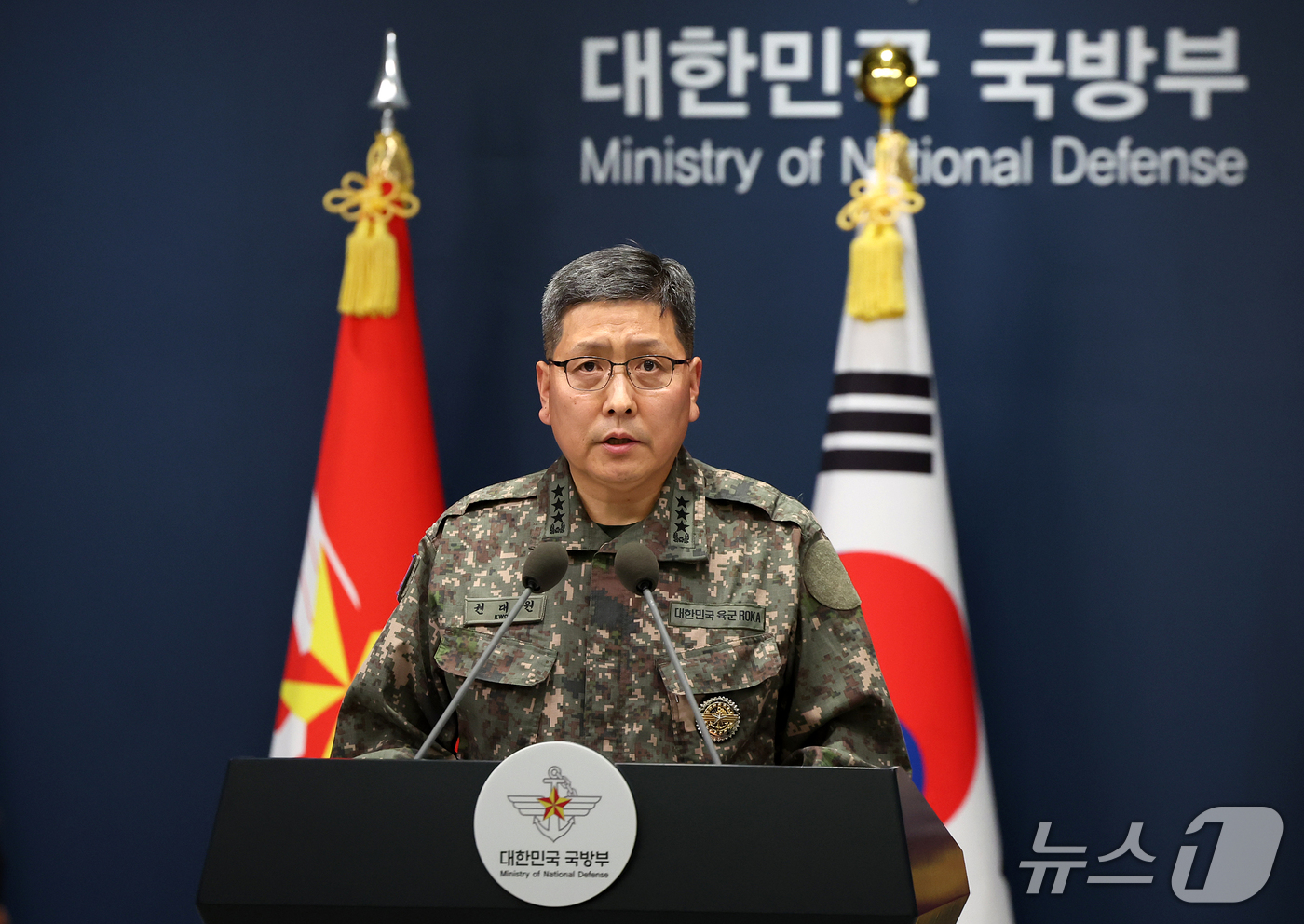 (서울=뉴스1) 김진환 기자 = 권대원 합동참모본부 차장이 28일 서울 용산구 국방부 브리핑실에서 DMZ 지뢰 추정 폭발 상황 관련 중간 조사 브리핑을 하고 있다. 2026.9.2 …